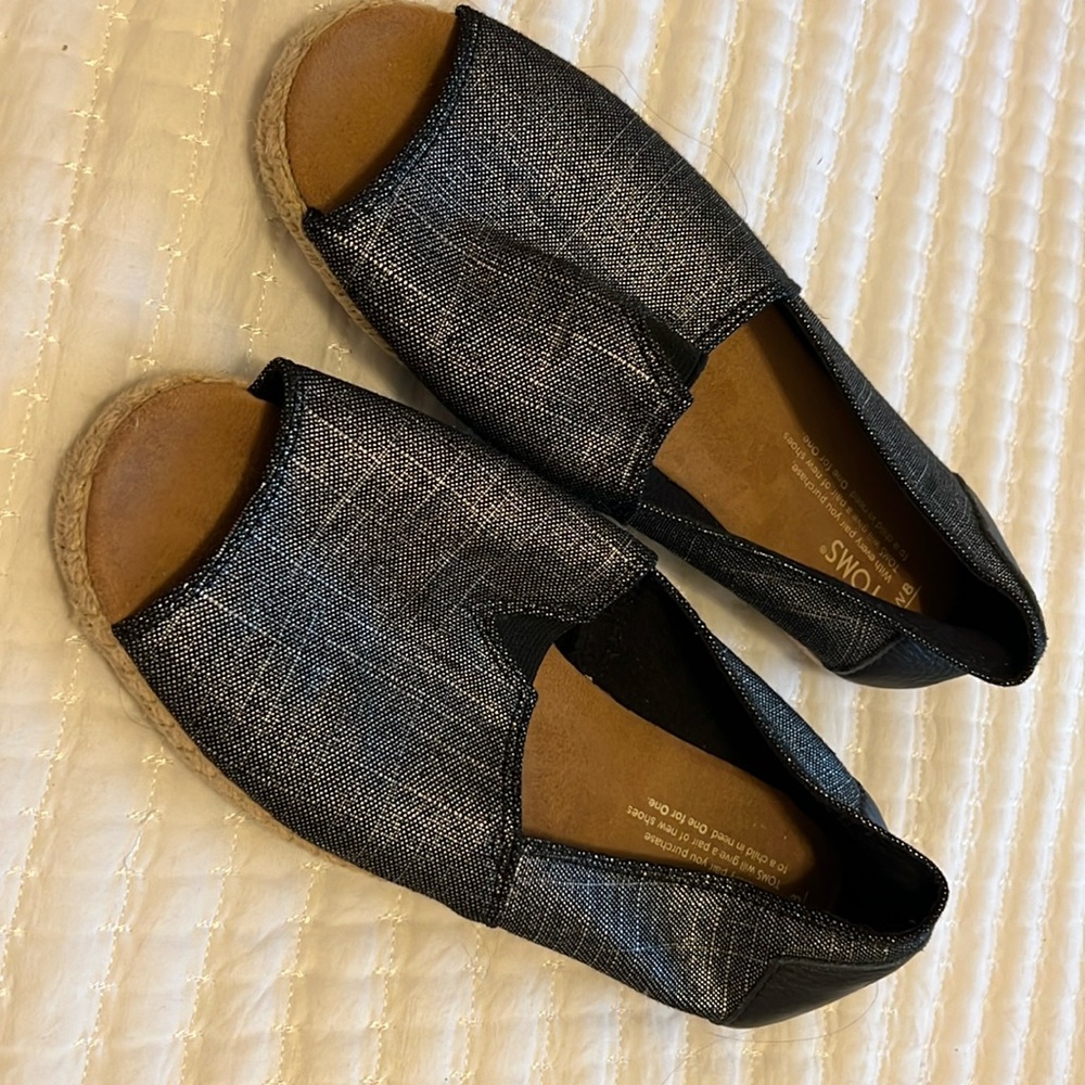 Women’s size 8W black shiny slip on Toms